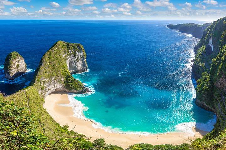 Pura Uluwatu di atas tebing saat senja